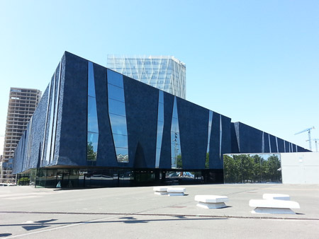 The museu blau, triangular in shape, measuring 180 meters on each side and 25 meters in height, is located within the triangle formed by Diagonal Avenue, Rambla de Prim, and the Ronda Litoral